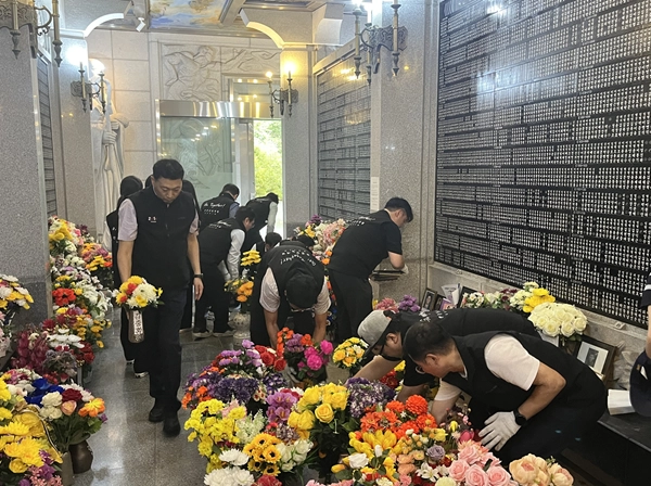 10월 1일 열린 국립현충원 사회공헌활동에서 한전산업 ‘2050프렌즈’ 사회공헌 봉사단이 묘비 정화 활동을 하는 모습