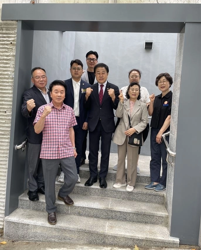 지난 9월 30일 용산구에 위치한 도원삼성아파트에서 열린 보행계단 완공식에 참석한 김용호 의원(두 번째 줄 중앙)이 신설된 보행계단 입구에서 관계자들과 기념촬영을 하고 있다.