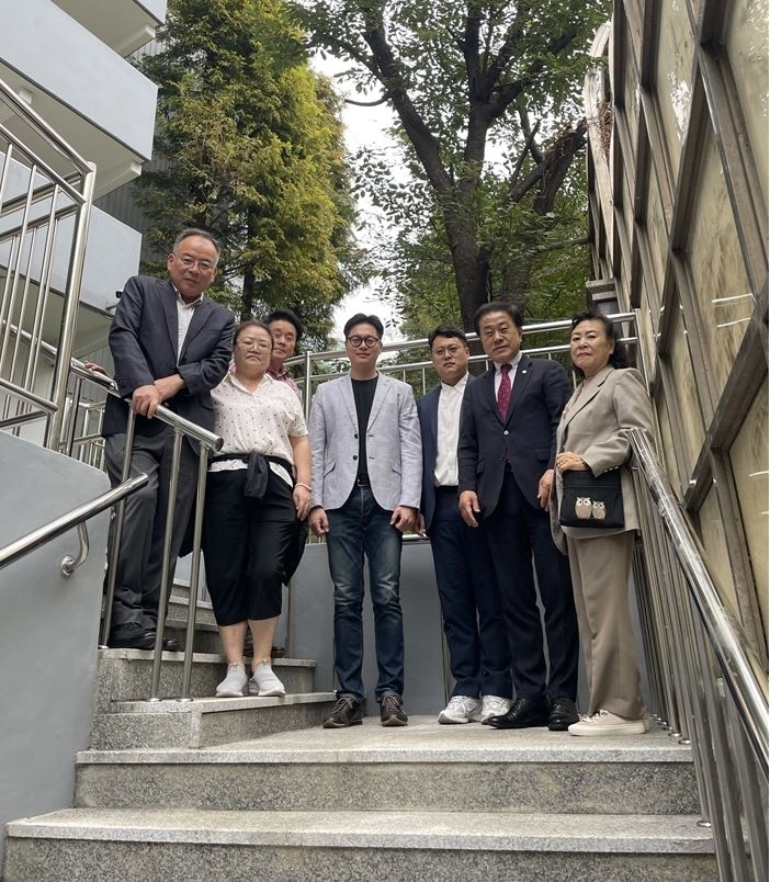 지난 9월 30일 용산구에 위치한 도원삼성아파트에서 열린 보행계단 완공식에 참석한 김용호 의원(오른쪽 두 번째)이 신설된 보행계단 위에서 관계자들과 기념촬영을 하고 있다.