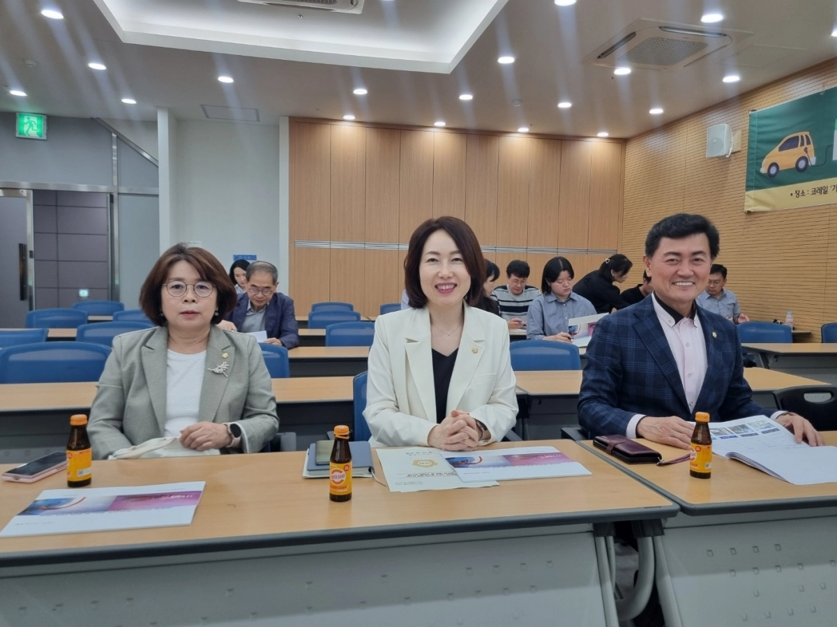 구로구의회 의원 연구단체인 ‘구로구 전기차 정책 연구회’가 지난 29일 신도림역 가온 대회의실에서 개최된 간담회에 참석한 모습. [왼쪽부터 방은경 의원(간사), 전미숙 의원(대표),김철수 의원(국민의힘)]