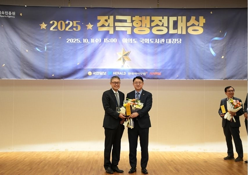 지난 1일 열린 ‘2025 적극행정대상’ 시상식에서 지방의회 부문 수상자로 선정된 김춘곤 의원(오른쪽)