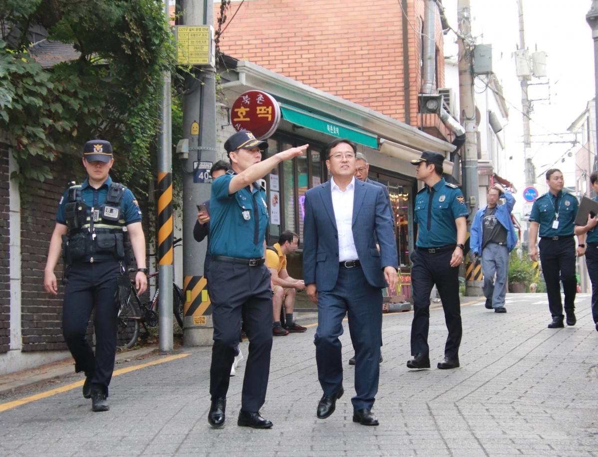 서울시 자치경찰위원회가 삼청파출소와 삼청동 일대 치안 현장을 점검하는 모습. 서울시 제공