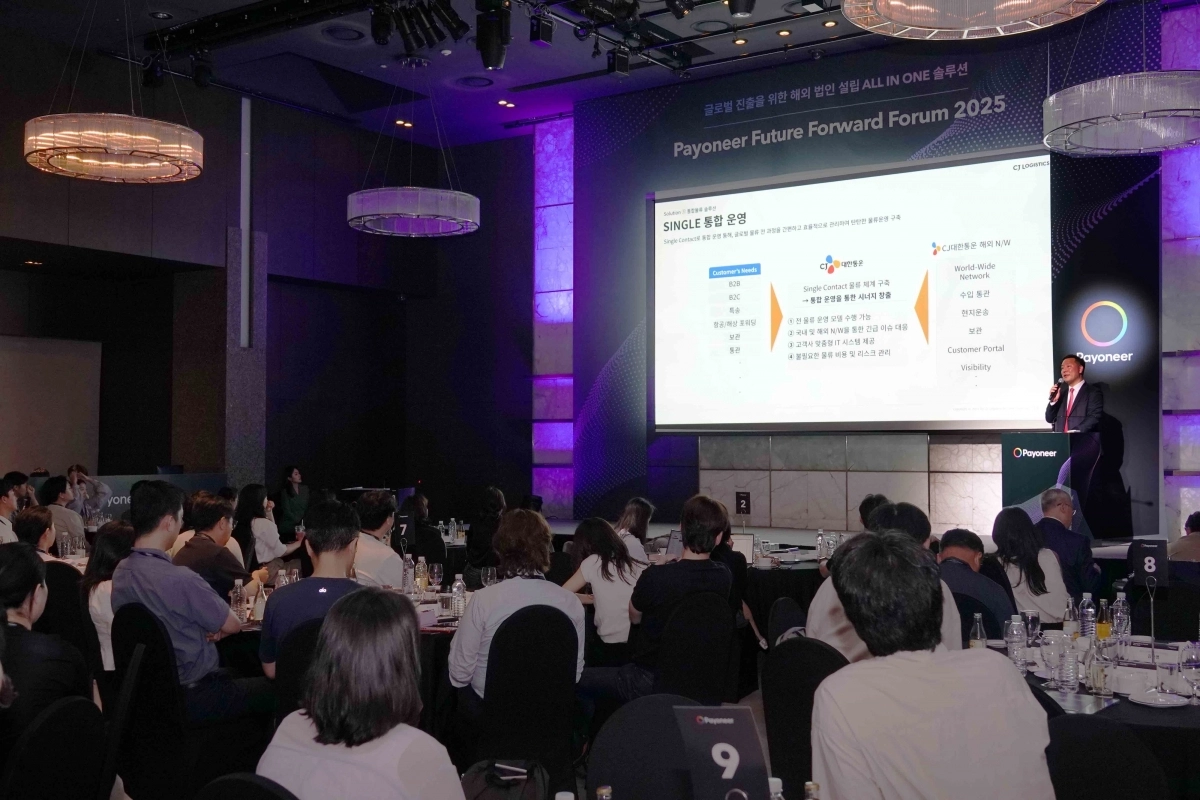 민광성 CJ대한통운 CBE영업팀장이 한국 셀러들에게 글로벌 물류 전략에 대해 발표하고 있다