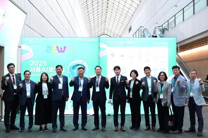 지난 1일 코엑스에서 열린 ‘스마트라이프위크 2025’ 현장을 방문한 서울시의회 주택공간위원회(위원장 김태수)