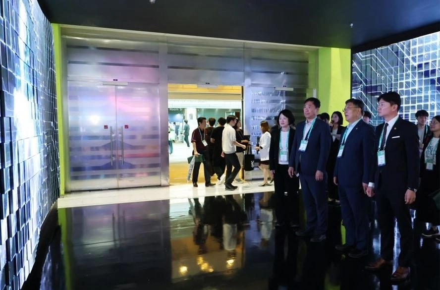 현장을 둘러보는 서울시의회 주택공간위원회(위원장 김태수)