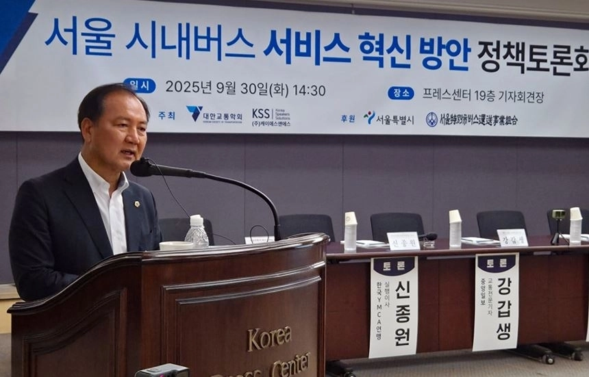 토론회에서 축사하는 이병윤 위원장