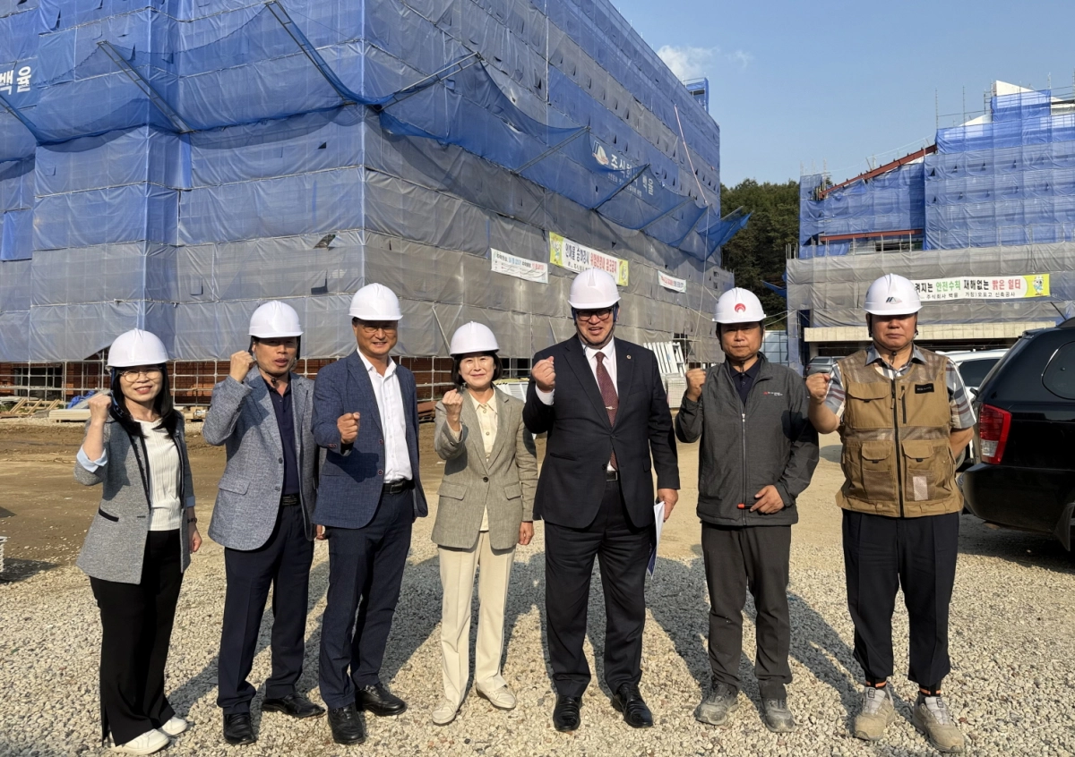 임광현 의원(교육기획위원회)이 1일 오포중·고등학교 신축 공사현장을 찾아 공사 진행 상황을 점검하고 관계자들과 기념촬영을 하고 있다. (사진=경기도의회)