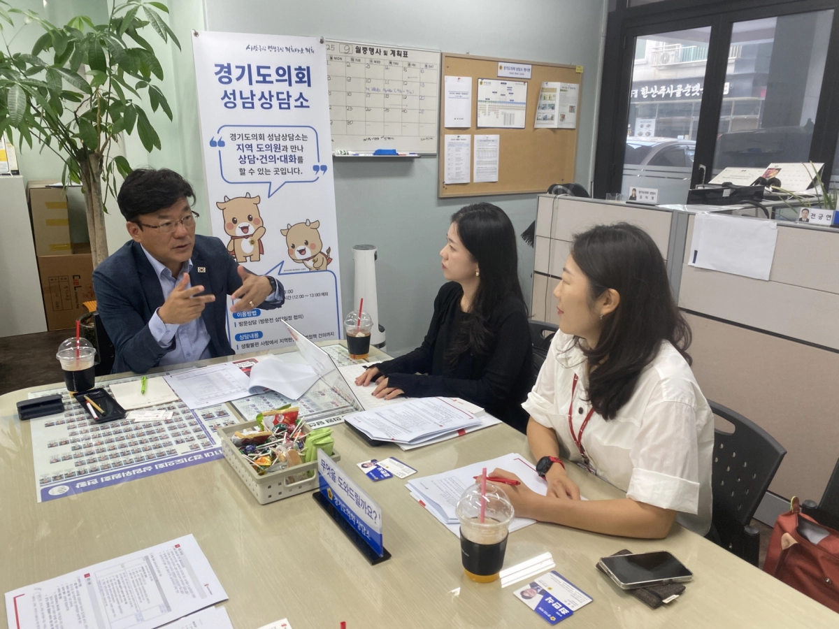 최만식 의원(보건복지위원회)이 9월 29일 경기도의회 성남상담소에서 세이브더칠드런 경인지역본부 관계자들과 장애아동의 놀 권리 보장과 제도적 방안 마련 논의를 하고 있다. (사진=경기도의회)