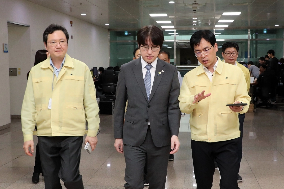 국가정보자원관리원 대전 본원 피해 복구 현황점검     (서울=연합뉴스) 김민재 행정안전부 차관이 1일 대전 유성구 국가정보자원관리원 대전 본원에 마련된 현장상황실을 찾은 하정우 대통령실 AI 미래기획수석비서관(가운데)을 만나 화재 피해 복구상황을 점검하고 향후 지원사항에 관한 의견을 나누고 있다. 2025.10.1 [행정안전부 제공. 재판매 및 DB 금지]