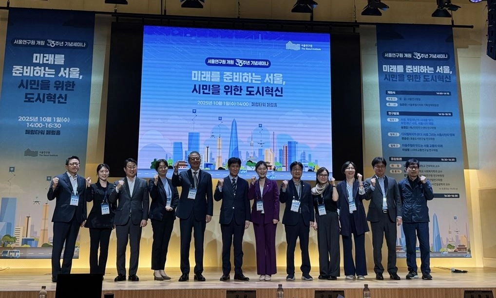 구미경 의원(오른쪽에서 여섯 번째)이 기념촬영을 하고 있다.