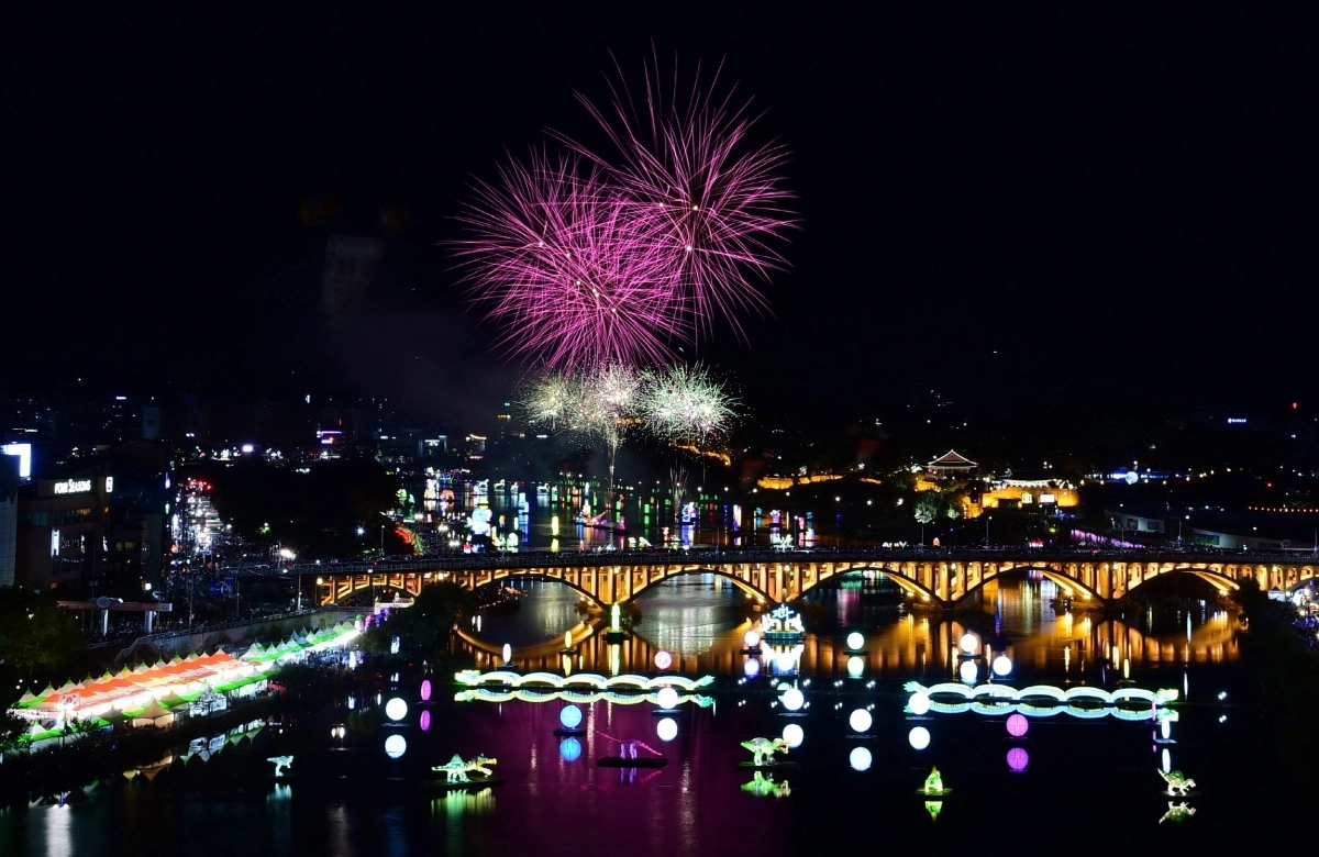 경남 진주 남강유등축제가 4일 개막한다. 사진은 2023년 축제 개막식 모습. 서울신문 DB