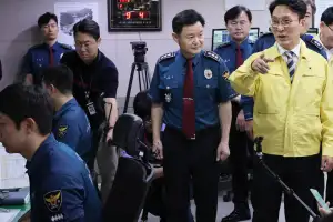 112 상황실 찾은 김총리 “대한민국 경찰이 짱이다”