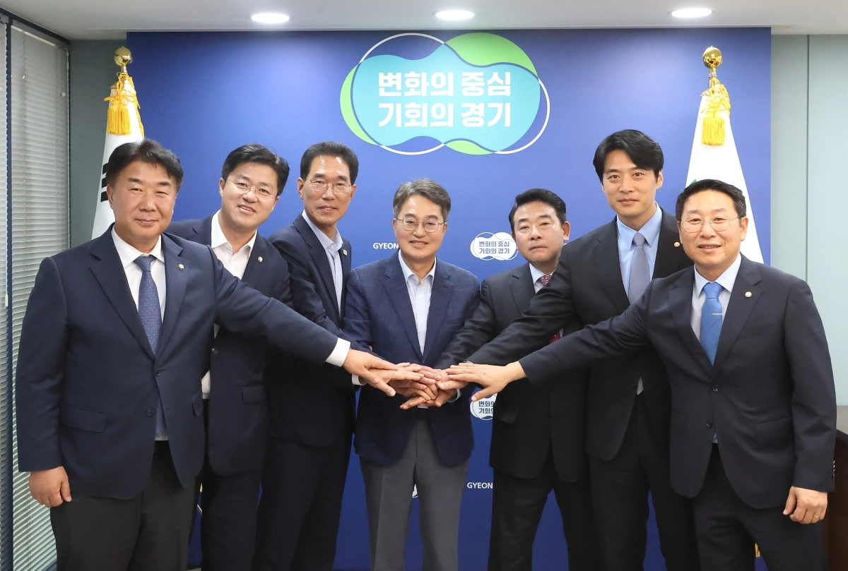 2일 김동연 경기지사와 고양-파주-김포시가 지역구인 더불어민주당 박정, 한준호, 김주영, 박상혁, 김영환, 이기헌 의원이 긴급회동을 갖고 일산대교 통행료 무료화 추진에 합의했다. (경기도 제공)