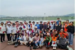 박춘선 서울시의원, 추석 앞두고 가래여울 한강변 꽃심기·망월천 정비현장 점검