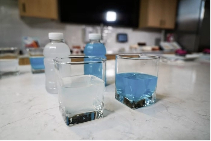 월마트 컬리너리 이노베이션 센터에 전시된 인공 색소를 첨가한 음료(오른쪽)와 첨가하지 않은 음료(왼쪽). NBC 캡처