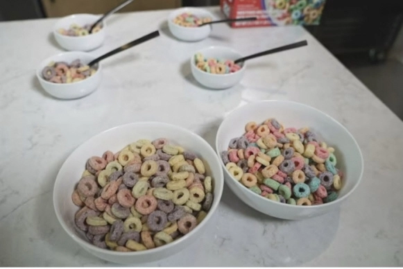 미국 월마트의 컬리너리 이노베이션 센터에서 판매하는 인공 식용 색소를 첨가한 시리얼(오른쪽)과 첨가하지 않은 시리얼(왼쪽). NBC 캡처