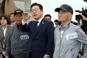 [포토] 실향민 가족과 북녘 바라보는 이재명 대통령