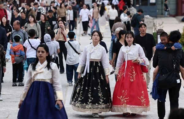 추석 연휴 첫 날이자 개천절인 3일 서울 종로구 경복궁에서 한복을 차려입은 시민들과 외국인 관광객들이 즐거운 시간을 보내고 있다.<br>국가유산청은 추석을 맞아 3일부터 9일까지 경복궁·창덕궁·덕수궁·창경궁 등 서울의 4대 궁과 종묘, 조선왕릉을 무료로 개방한다. 2025.10.3<br>뉴스1
