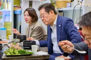 [포토] 이재명 대통령, 강화풍물시장서 ‘국밥 한 그릇’