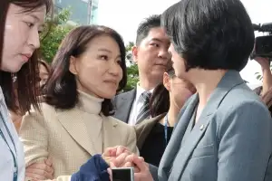 [포토] 배현진 의원과 손잡은 이진숙 전 위원장