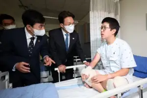 [포토] 국군수도병원 입원 병사 위로하는 김민석 국무총리