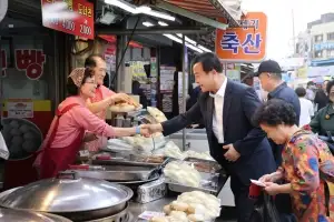 김성제 의왕시장, 추석 명절맞이 전통시장서 장보며 상인과 소통