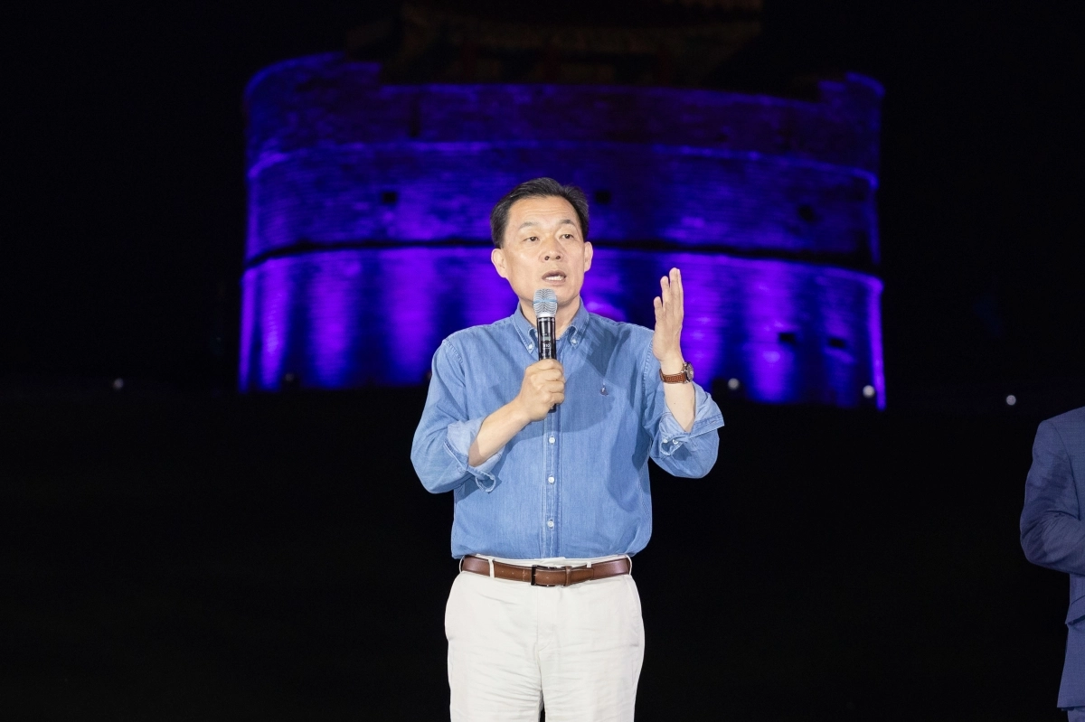 이재준 수원시장이 수원판타지-야조 공연에 앞서 인사말을 하고 있다.(수원시 제공)