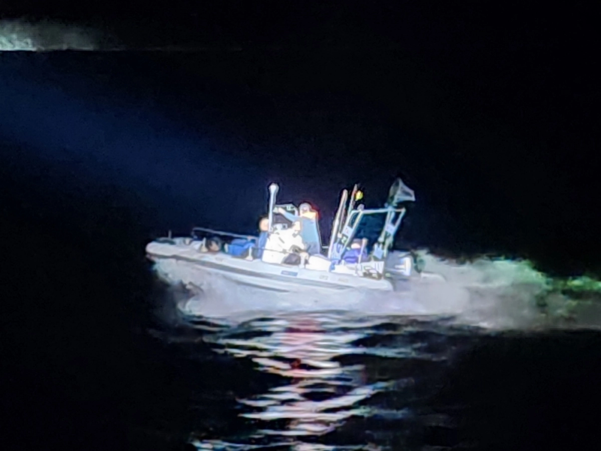 밀입국 의심 선박. 태안해경 제공