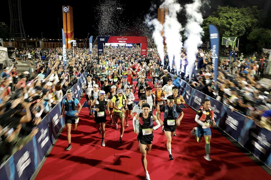 UTMB 월드시리즈 ‘국제트레일러닝대회’ 2024년 50㎞와 100㎞ 경주 출발 모습. 서귀포시 제공