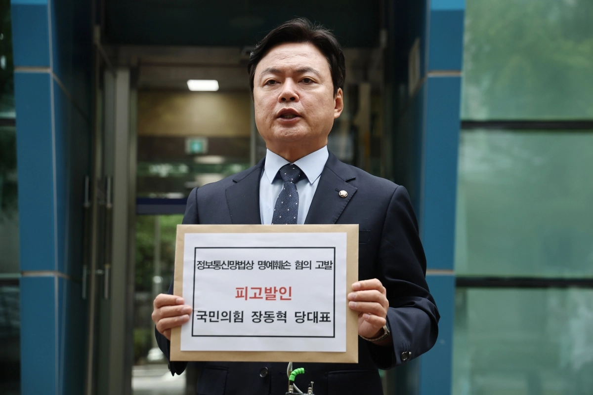 김현정 더불어민주당 의원이 7일 서울경찰청에서 국민의힘 장동혁 대표를 정보통신망법상 명예훼손 혐의로 고발하기 앞서 발언하고 있다. 2025.10.7 연합뉴스