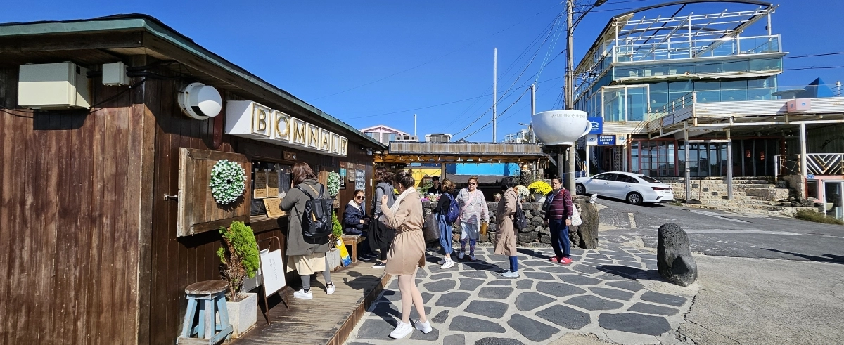 외국인 MZ세대들이 즐겨 찾는 애월 해안 한담산책로 카페 앞 전경. 제주 강동삼 기자