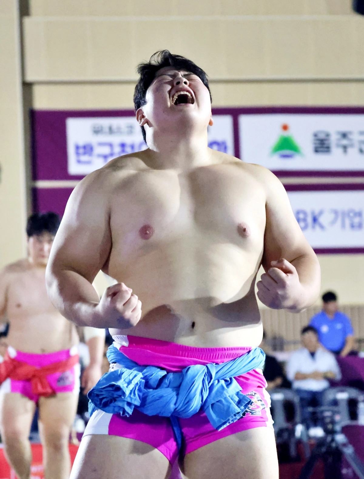 ‘씨름 괴물’ 김민재가 8일 울산 울주종합체육센터에서 열린 2025 울주추석장사씨름대회 백두장사 결정전에서 우승한 뒤 포효하고 있다. 대한씨름협회 제공