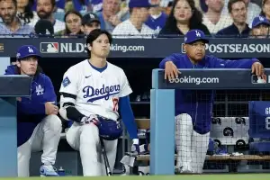 ‘타율 0.071’ 오타니, 9회 1·3루 뜬공에 5타수 무안타…다저스, 필라델피아에 2승 후 1패