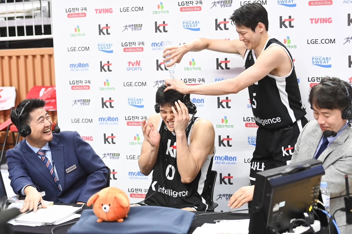 수원 kt 김선형이 9일 수원 케이티아레나에서 열린 2025~26 프로농구 정규시즌 서울 삼성과의 홈 경기에서 승리한 뒤 하윤기에게 물을 뿌리고 있다. KBL 제공