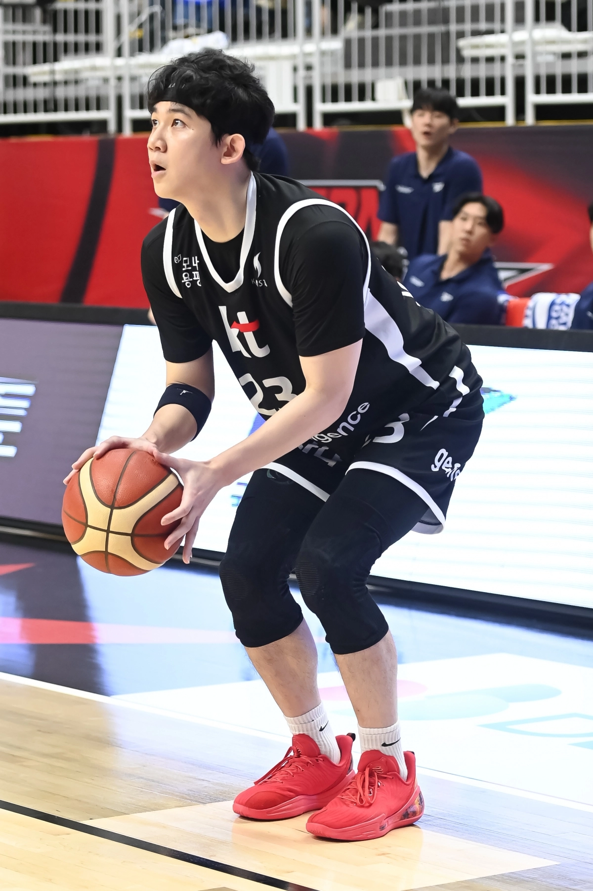 수원 kt 박준영이 9일 수원 케이티아레나에서 열린 2025~26 프로농구 정규시즌 서울 삼성과의 홈 경기에서 슛하고 있다. KBL 제공
