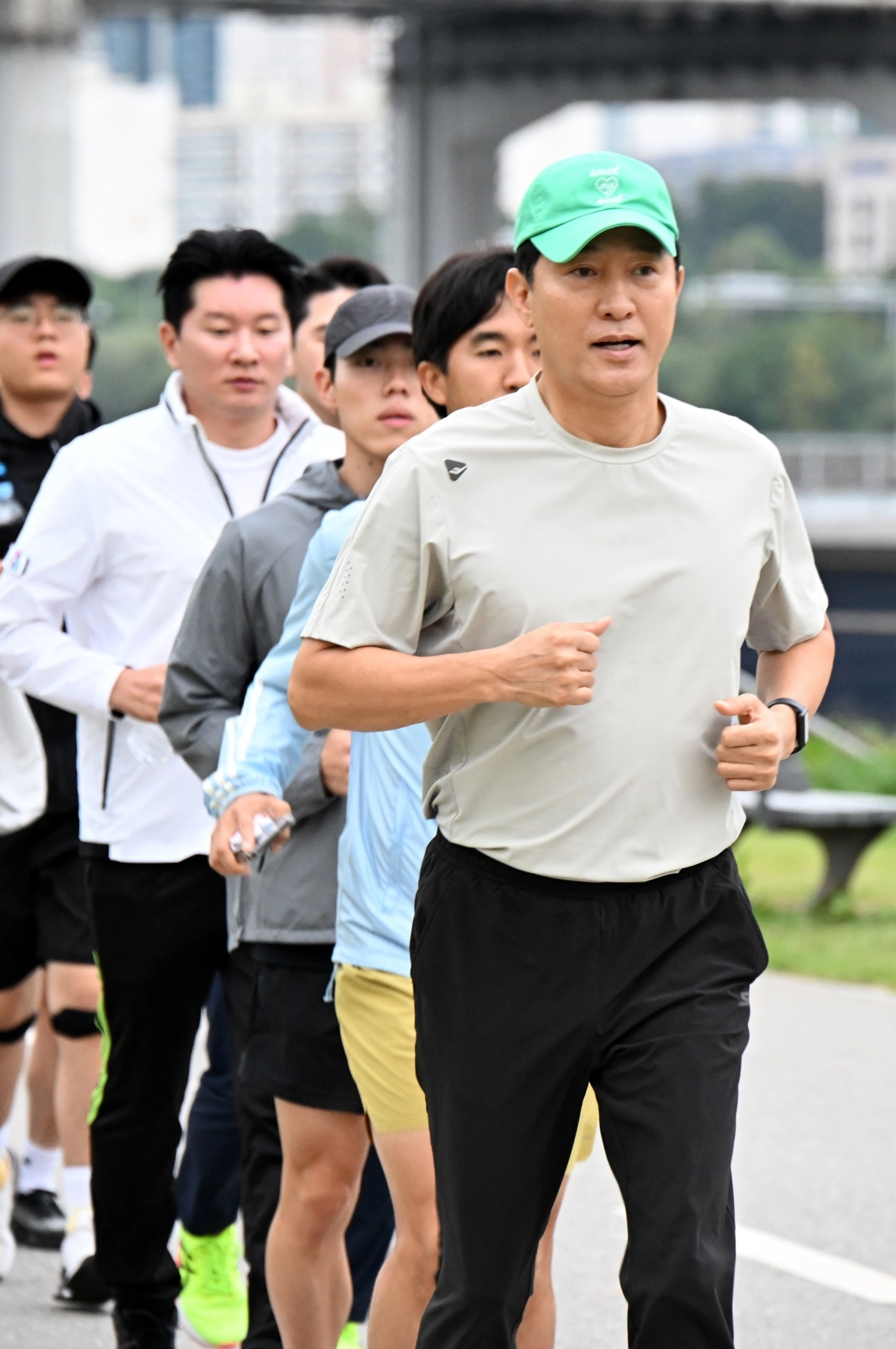 오세훈(앞) 서울시장이 추석 연휴 마지막 날인 9일 러닝 번개 ‘한강런’에 참가한 시민들과 반포한강공원을 달리고 있다. 서울시 제공