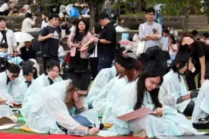 [포토] 한글 축제서 과거시험 보는 외국인