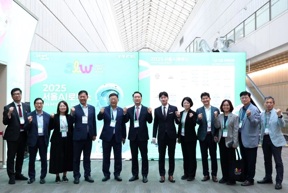 지난 1일 강남구 코엑스에서 열린 ‘서울스마트라이프위크 2025(SLW 2025)’ 전시 현장을 방문한 박승진 의원이 참석자들이 기념촬영을 하고 있다.