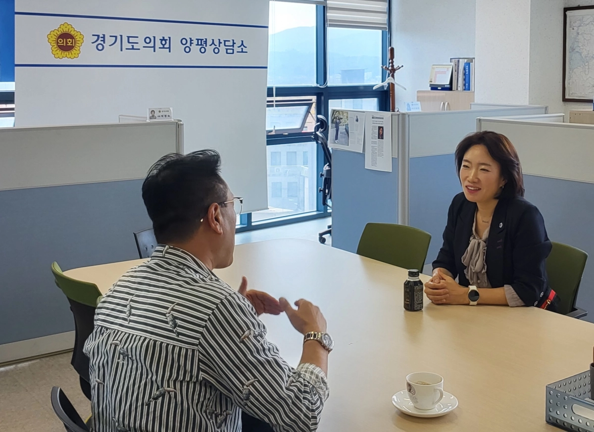 이혜원 의원(기획재정위원회 부위원장)이 2일 경기도의회 양평상담소에서 Y 클래식클럽 관계자와 함께 양평군 관내 공연 활성화 및 기부 공연 확대 방안을 논의하고 있다. (사진=경기도의회)