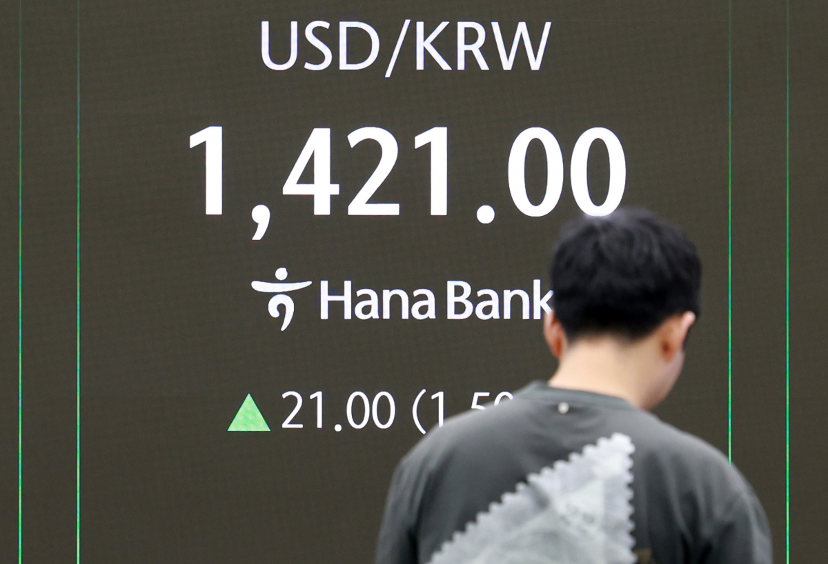 8일 만에 열린 외환시장, 원달러 환율 단숨에 1420원대로 | 서울신문