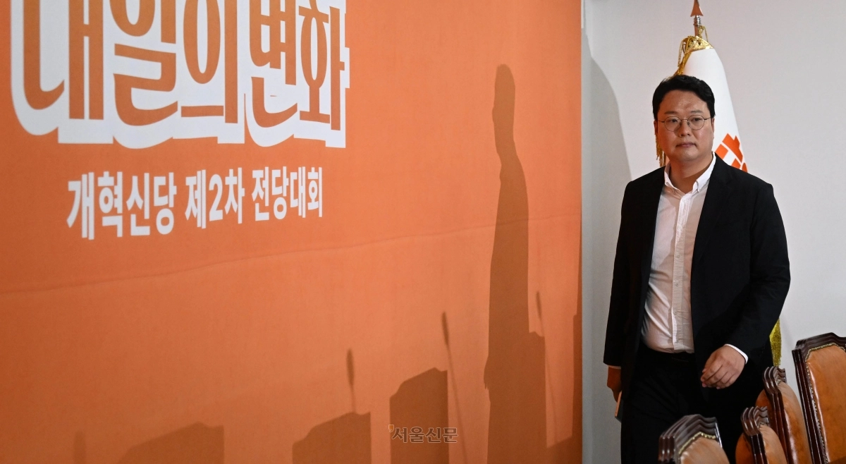 천하람 개혁신당 원내대표가 7월 28일 국회에서 긴급 기자회견을 하기 위해 당대표 회의실에 들어서고 있다. 홍윤기 기자