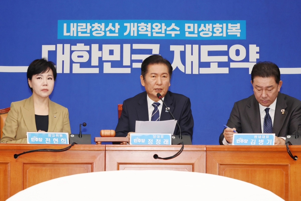 정청래 더불어민주당 대표가 10일 서울 여의도 국회에서 열린 최고위원회의에서 발언하고 있다. 연합뉴스