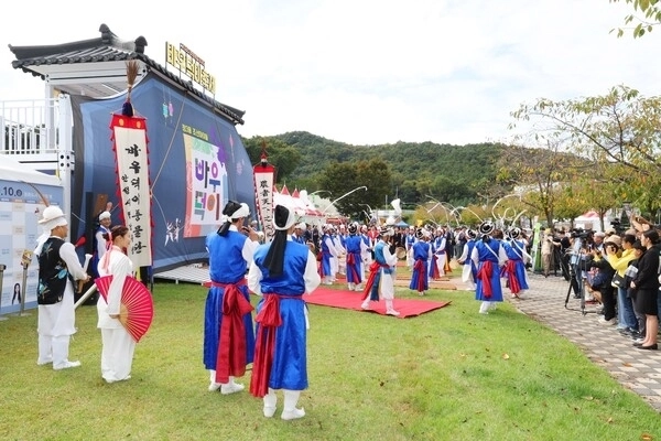 ‘2025 남사당 바우덕이 축제’ 개장을 알리는 바우덕이 풍물단 공연(안성시 제공)