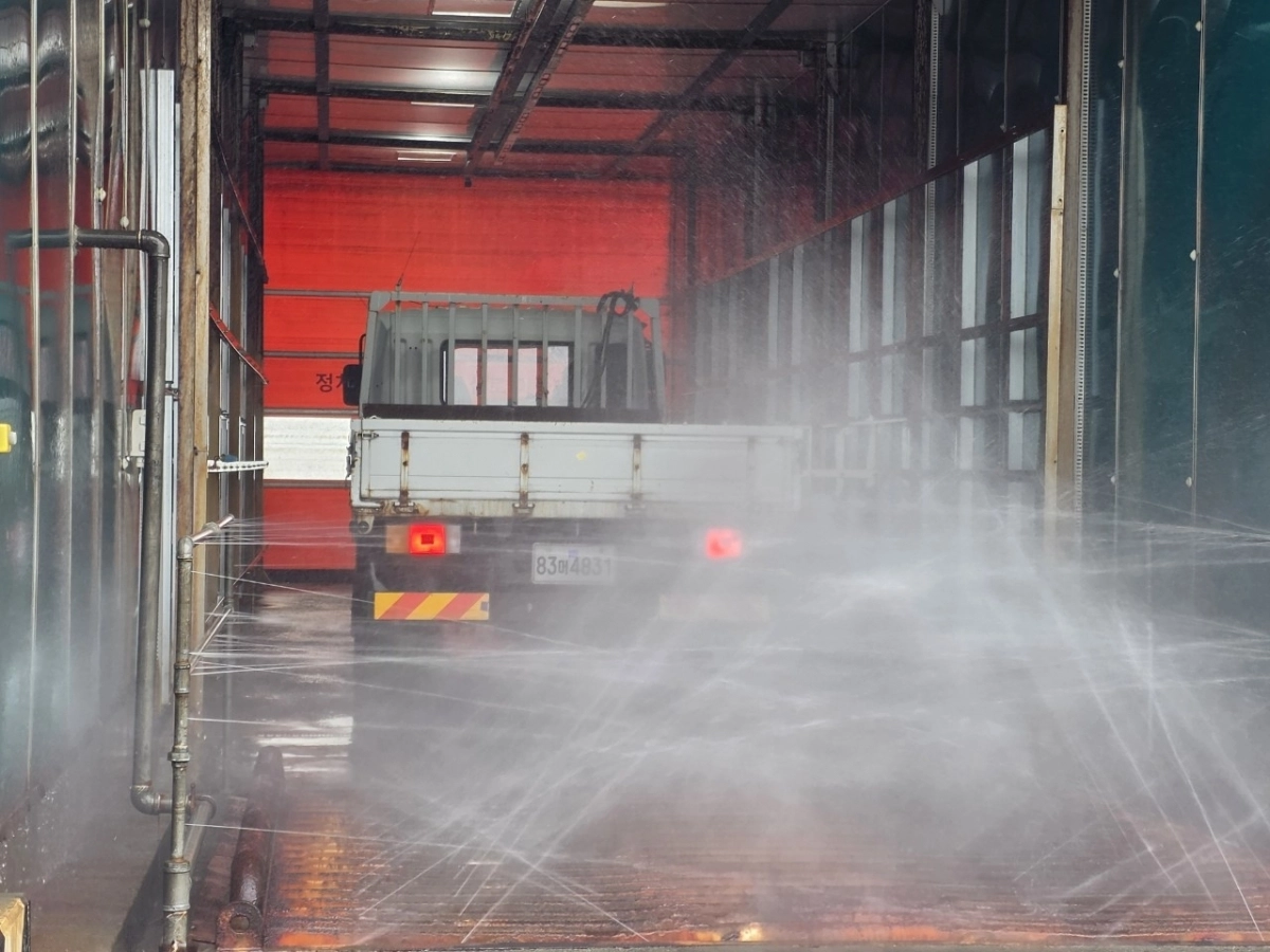 충남 천안시가 목천거점소독시설에서 차량을 소독하고 있다. 시 제공