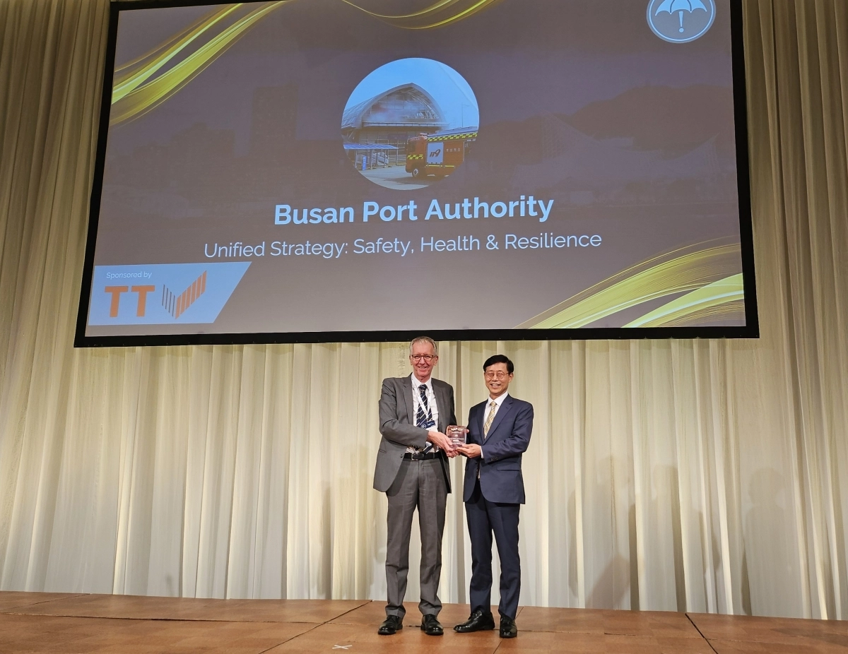 부산항만공사, 국제항만협회 지속가능어워드 수상. 오른쪽 부산항만공사 송상근 사장. BPA 제공