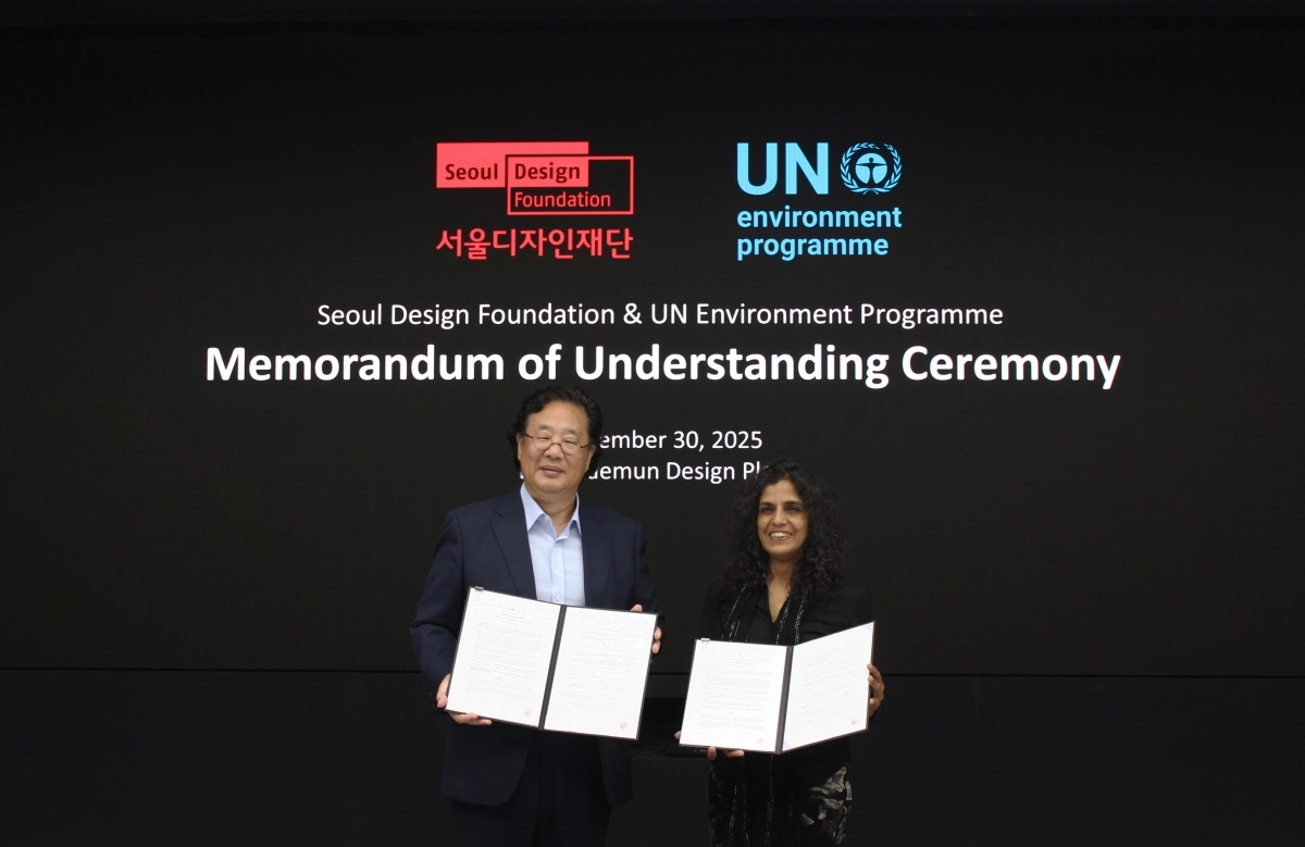 서울디자인재단과 유엔환경계획(UNEP)이 디자인의 미래에 대한 업무협약을 맺은 가운데 관계자들이 기념 촬영을 하고 있다. 서울시 제공