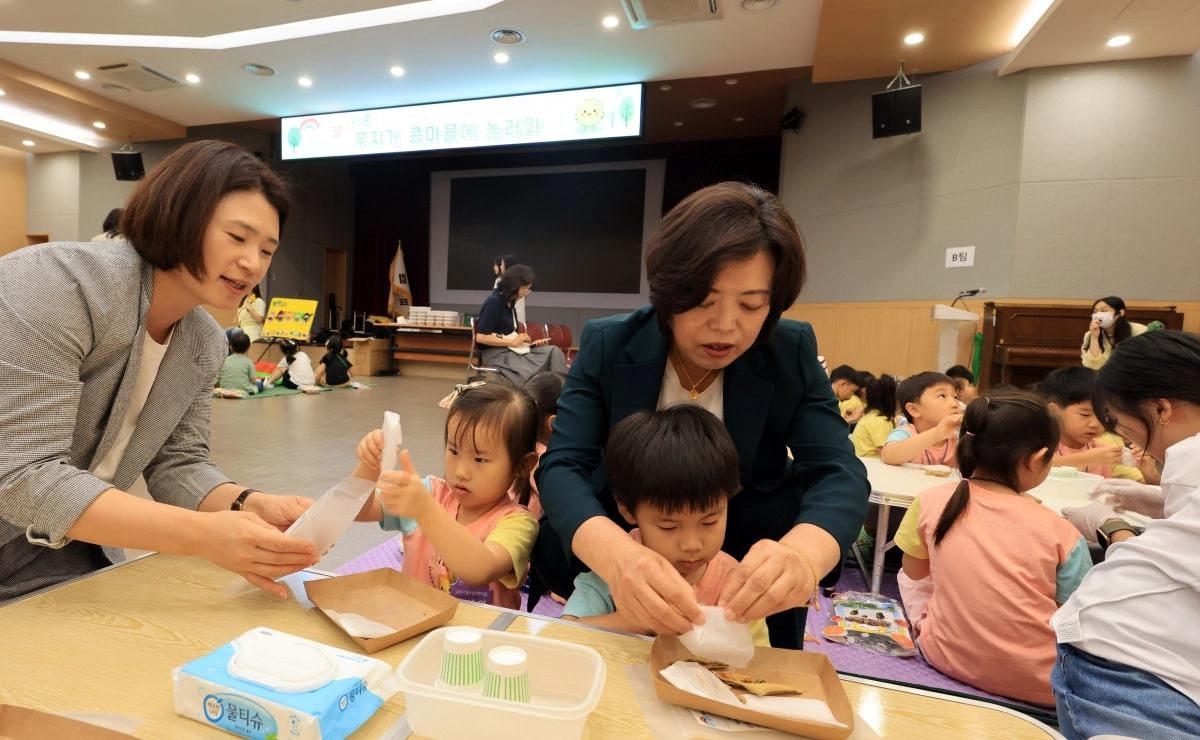 2025년 6월 어린이 식습관 개선을 위해 열린 무지개 캠프에서 신계용 과천시장(오른쪽)이 아이들과 함께 하고 있다. (과천시 제공)