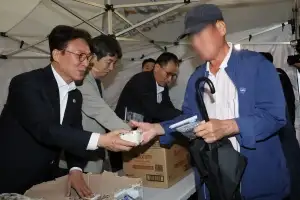 김 총리, 새벽 인력시장 방문… ‘예산 삭감’ 서울시에 “왜 그리 어리석게”