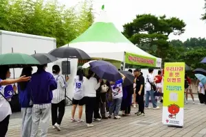“우리사과로 건강한 승리를 응원합니다”...(사)한국사과연합회 KBO 가을야구서 우리사과 나눔행사 성료