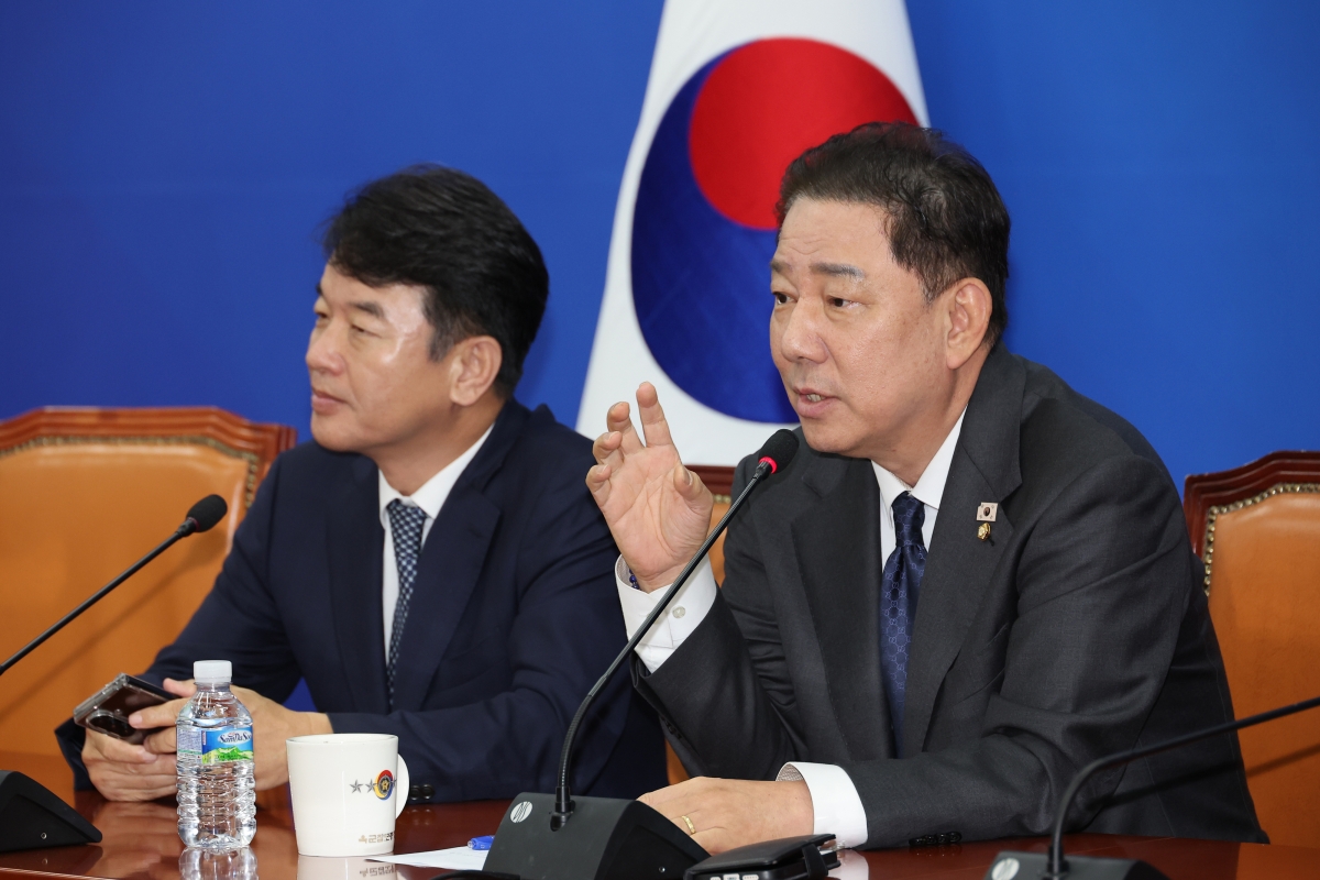 김병기(오른쪽) 더불어민주당 원내대표가 10일 국회에서 국정감사 증인채택 관련 브리핑을 하고 있다. 왼쪽은 문진석 원내운영수석부대표. 연합뉴스